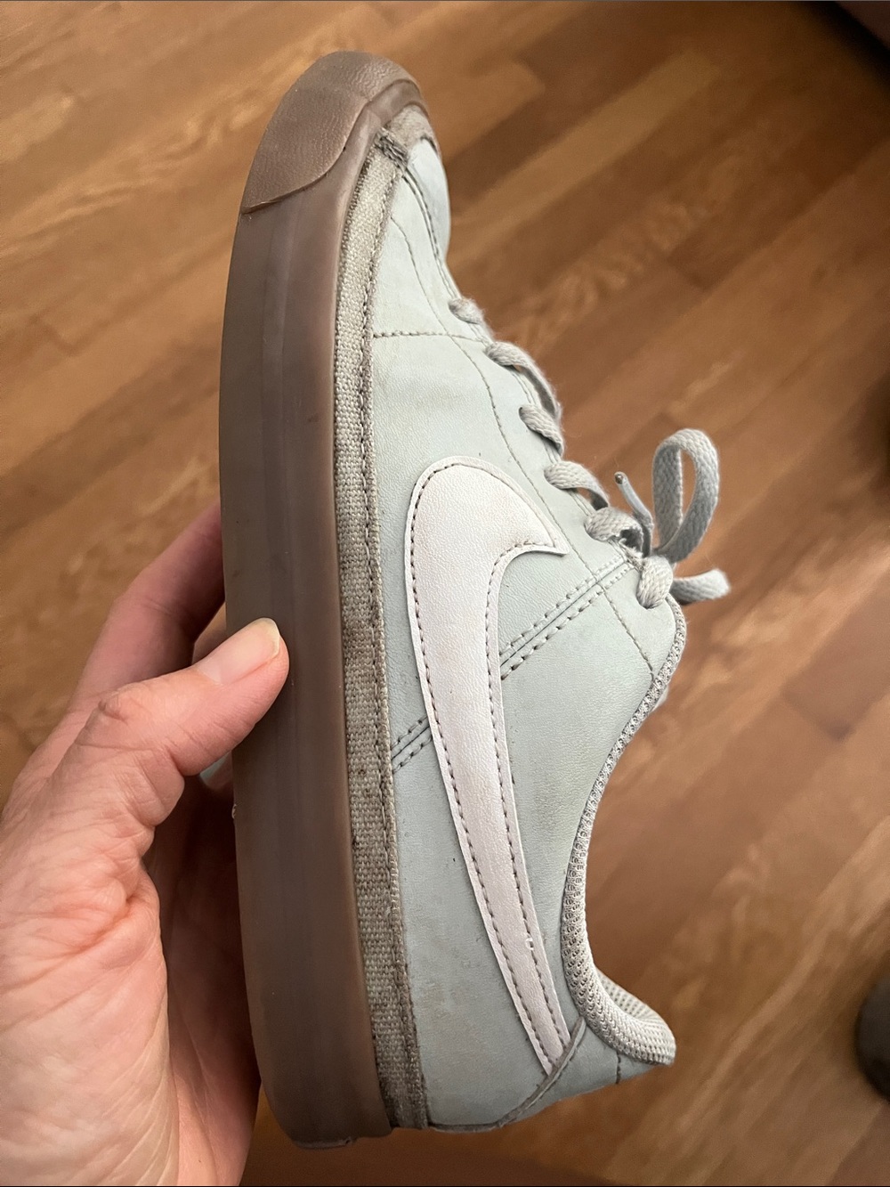 Nike Low-Top Sneakers in very Light green and Brown kids 5